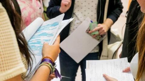 Estudiantes repasando apuntes 