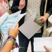 Estudiantes repasando apuntes Estudiantes repasando apuntes