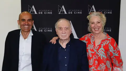 Fernando Méndez Leite, presidente de la Academia de Cine, rodeado por Rafael Portela (i) y Susi Sánchez (d)