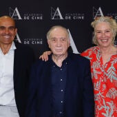 Fernando Méndez Leite, presidente de la Academia de Cine, rodeado por Rafael Portela (i) y Susi Sánchez (d)