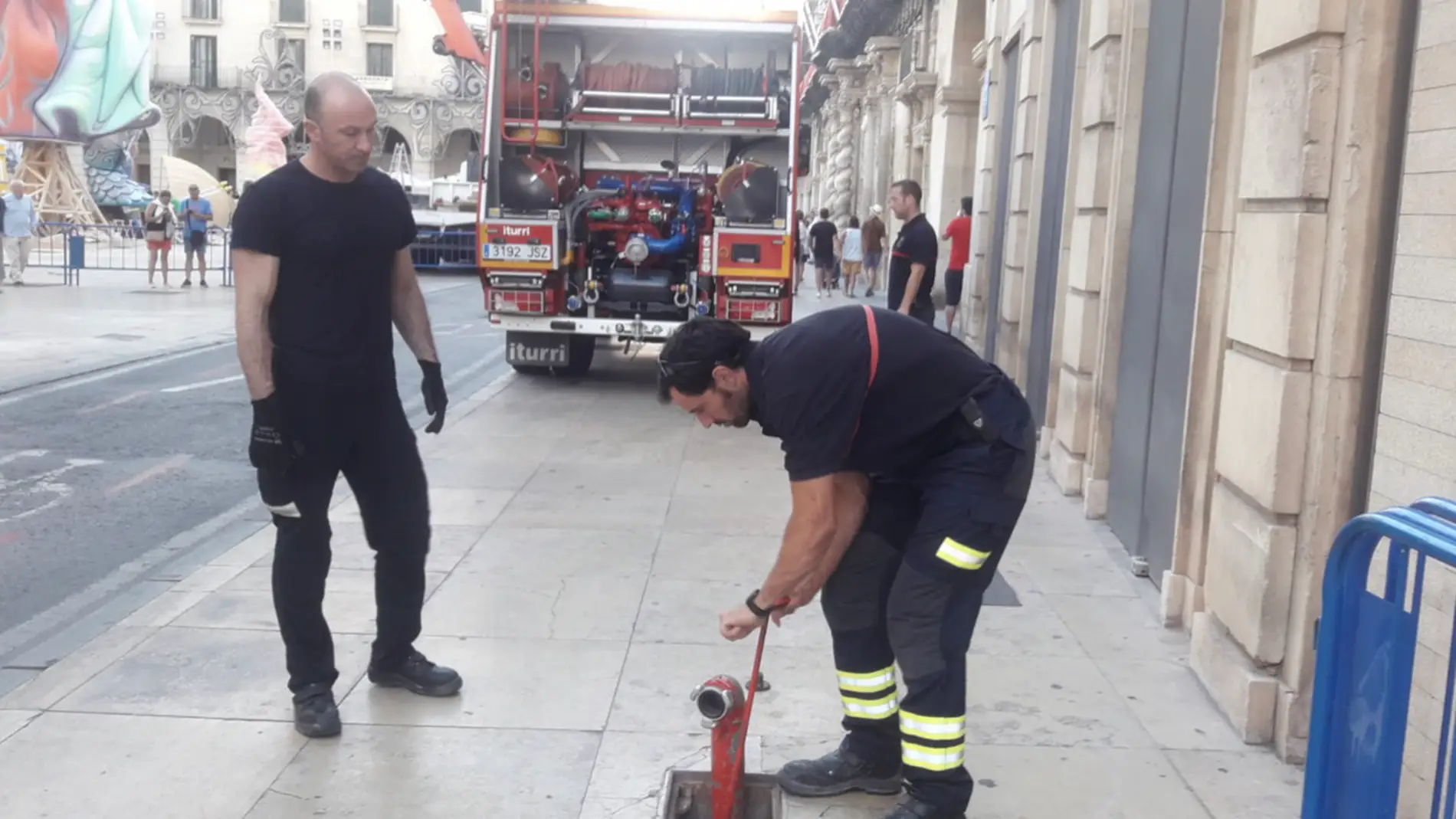 Los bomberos hacen comprobaciones en la plaza del Ayuntamiento durante las Hogueras de 2019