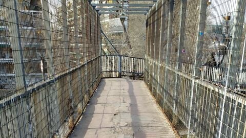 La pasarela peatonal de la calle Escudo de Alcal&aacute; de Henares ser&aacute; reformada este verano