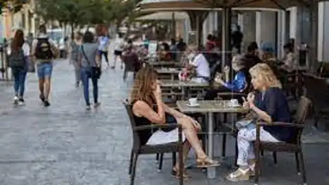 Terrazas llenas de gente Terrazas llenas de gente