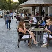 Terrazas llenas de gente Terrazas llenas de gente