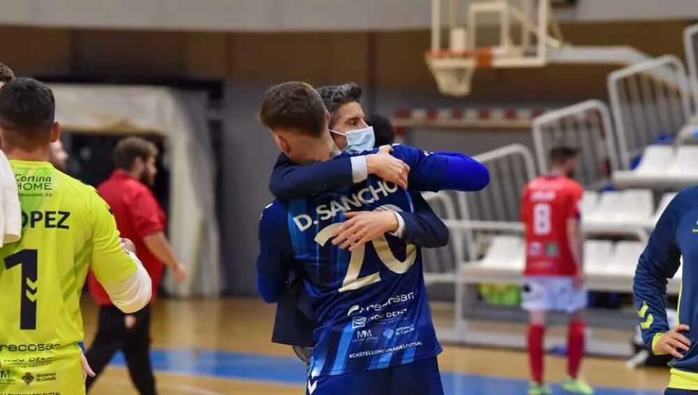 Manolín celebra una victoria con Sancho. Manolín celebra una victoria con Sancho.