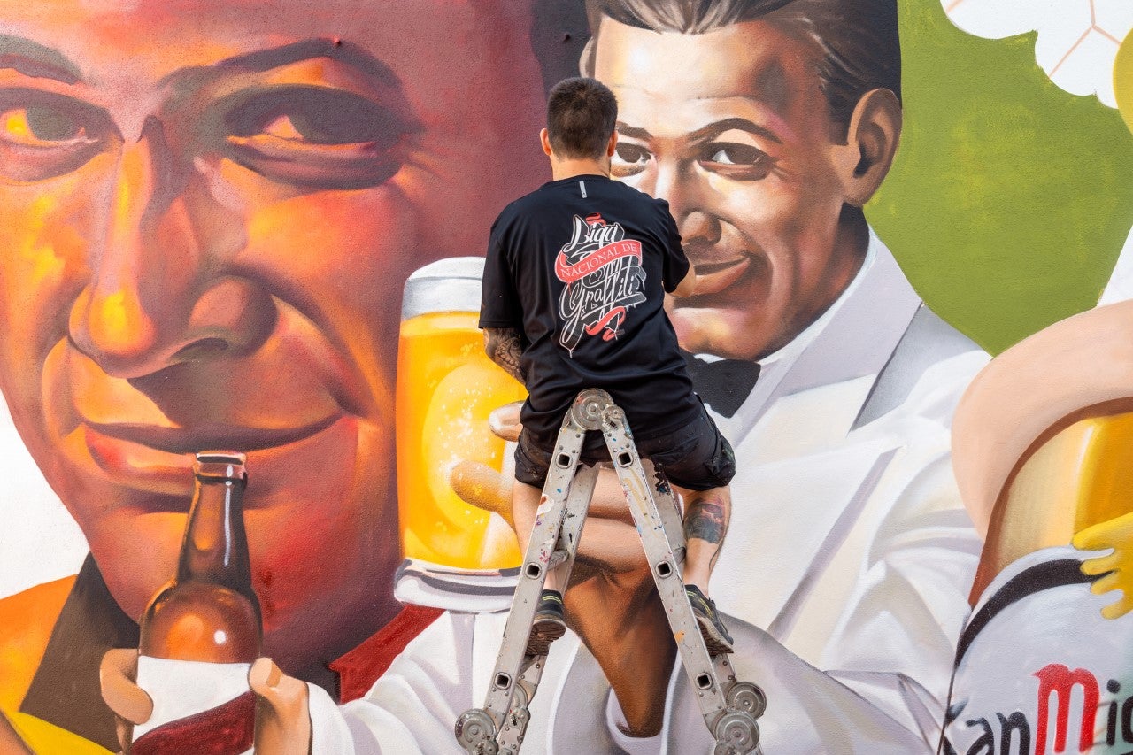 Los grafiteros Lalone y el dúo Bellybutton culminan un mural de más de 50m2 sobre Málaga, Ciudad Magnífica Los grafiteros Lalone y el dúo Bellybutton culminan un mural de más de 50m2 sobre Málaga, Ciudad Magnífica