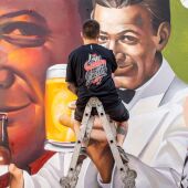 Los grafiteros Lalone y el dúo Bellybutton culminan un mural de más de 50m2 sobre Málaga, Ciudad Magnífica 