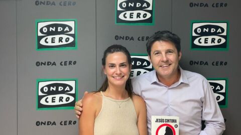 Jes&uacute;s Cintora en los estudios de Onda Cero Castell&oacute;n con Marta Fullera. 