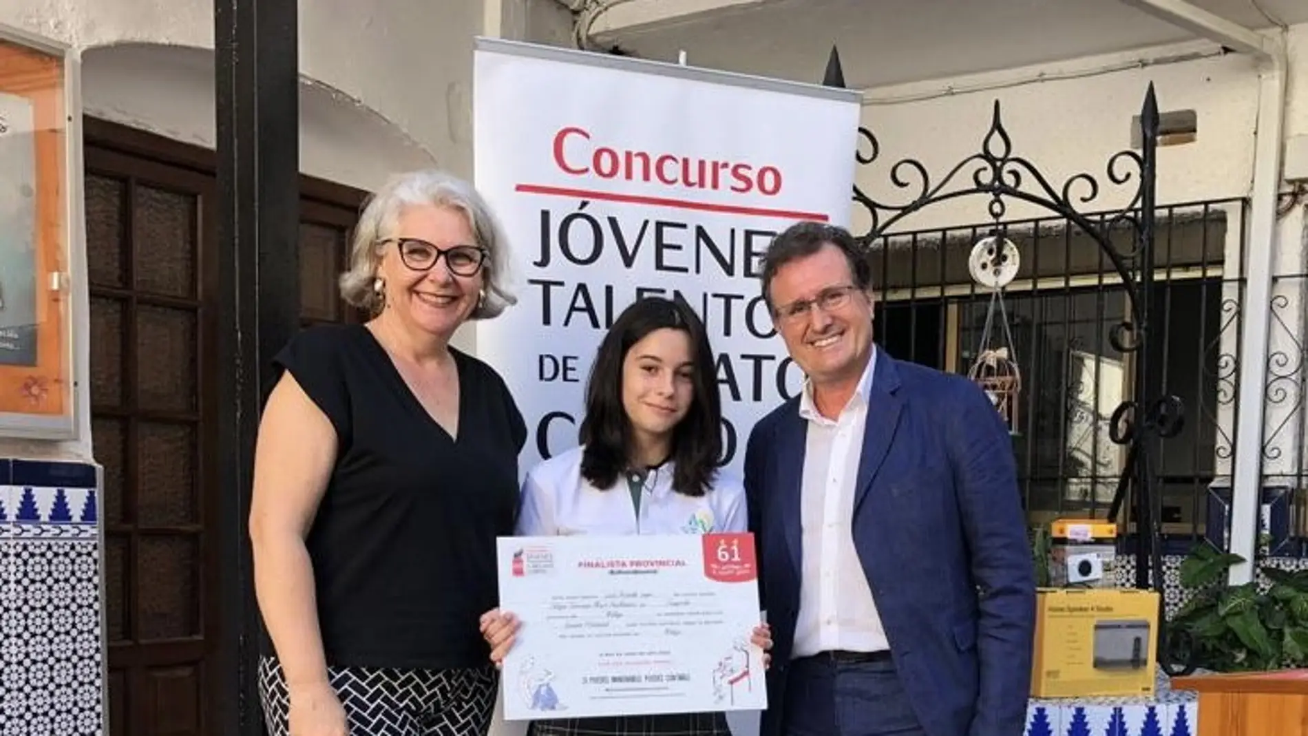 Lucía Reinaldo, del Colegio María Auxiliadora, de Fuengirola (Málaga) en la entrega de su Premio hoy en su centro educativo