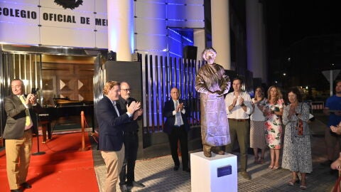Momento de la inauguraci&oacute;n de la escultura 'H&eacute;roes' en la puerta del Colegio de M&eacute;dicos de Badajoz