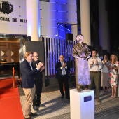 Momento de la inauguración de la escultura 'Héroes' en la puerta del Colegio de Médicos de Badajoz