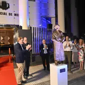 Momento de la inauguración de la escultura 'Héroes' en la puerta del Colegio de Médicos de Badajoz Momento de la inauguración de la escultura 'Héroes' en la puerta del Colegio de Médicos de Badajoz