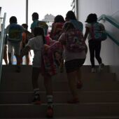 Archivo - Un grupo de niños suben las escaleras en un colegio de València (archivo) - 