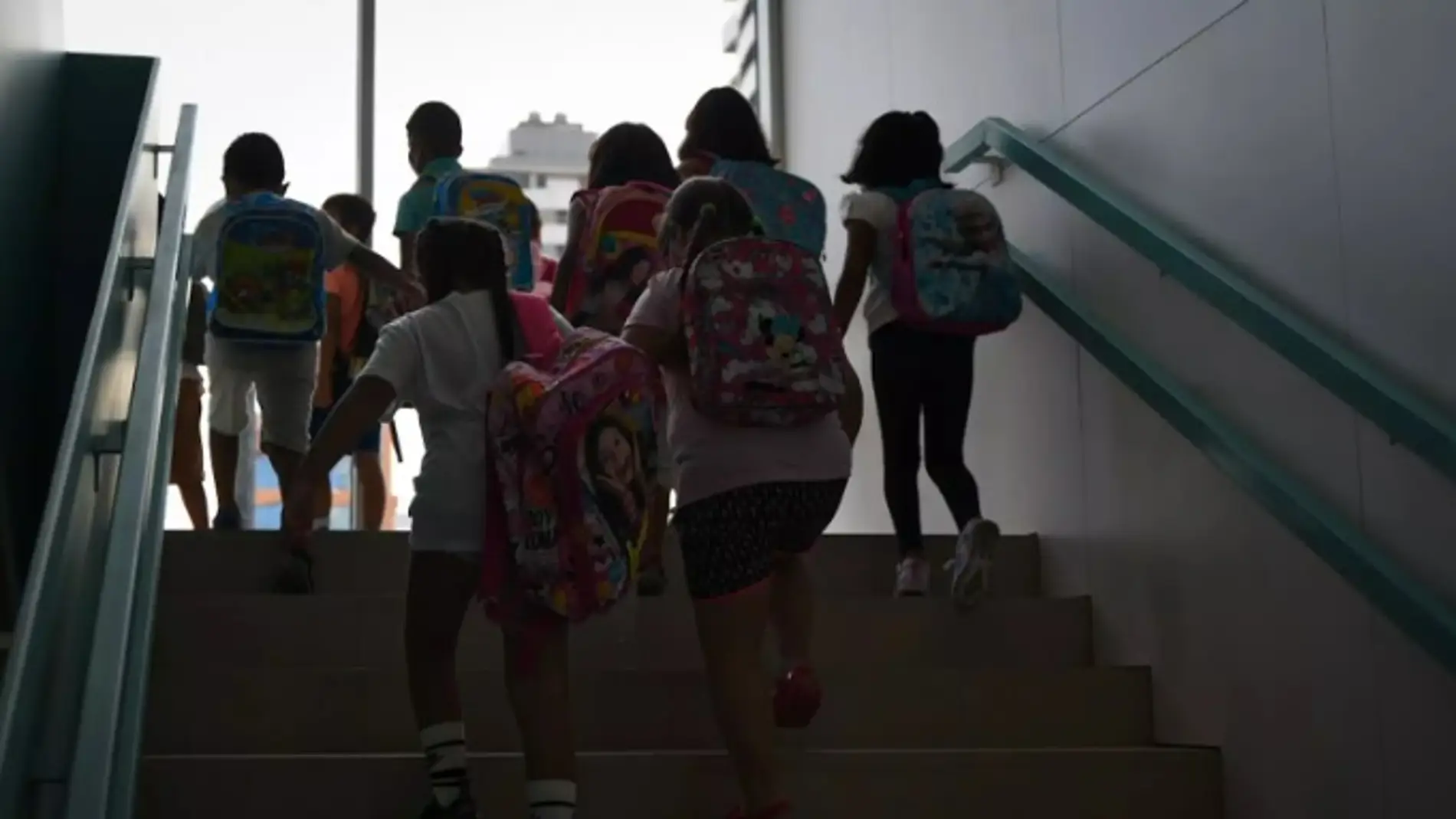 Archivo - Un grupo de niños suben las escaleras en un colegio de València (archivo) - 
