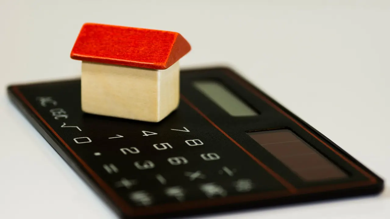 Recreación de una calculadora y una casa