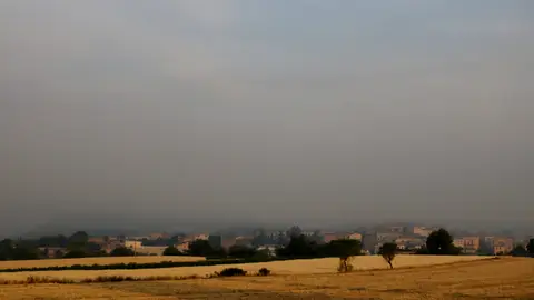 Baldomar amb el fum de l'incendi de fons Baldomar amb el fum de l'incendi de fons