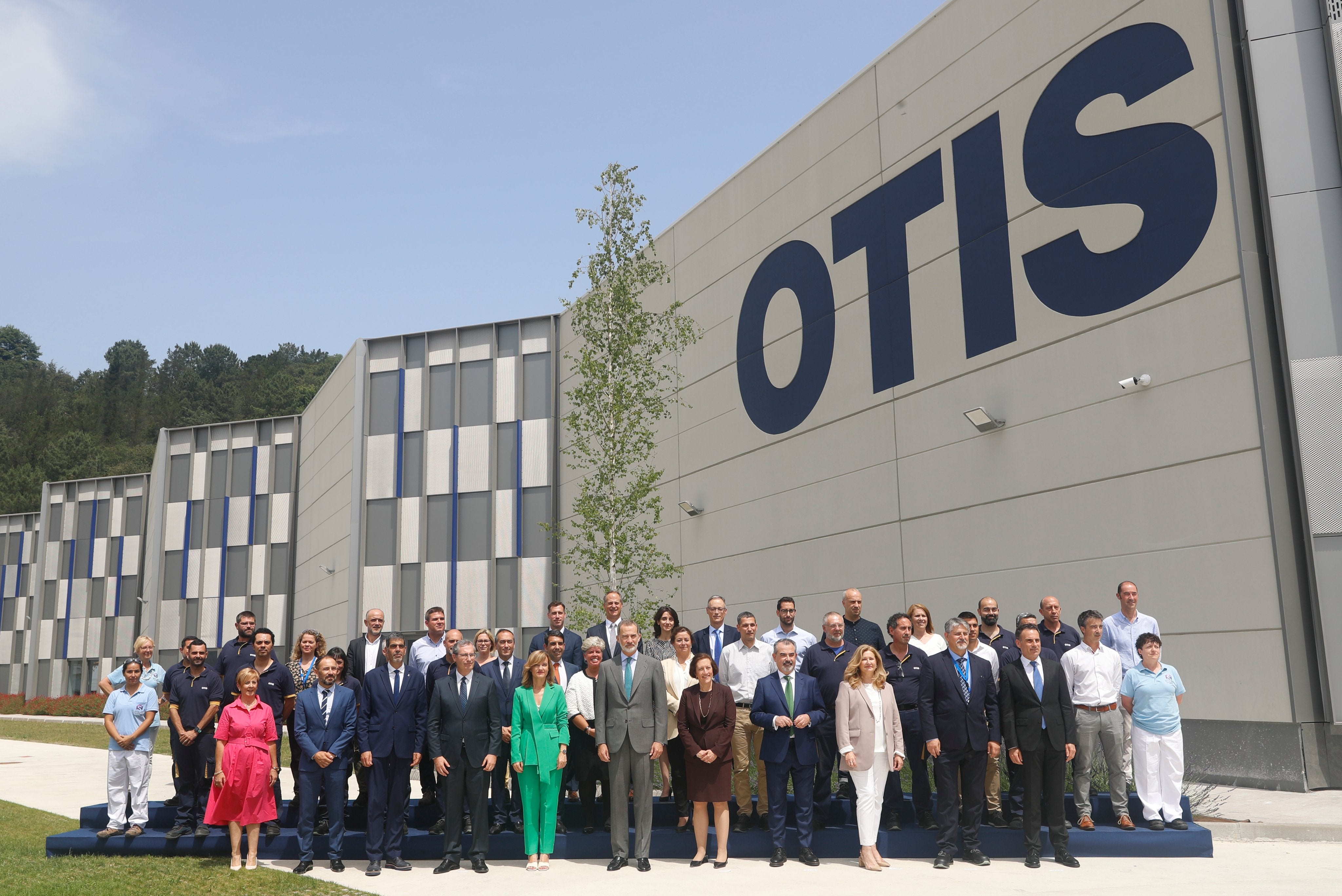 Inaugurada la nueva fábrica de OTIS. La multinacional estadounidense, invierten 20 millones en Eskuzaitzeta Inaugurada la nueva fábrica de OTIS. La multinacional estadounidense, invierten 20 millones en Eskuzaitzeta