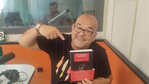 Alexis Ravelo en los estudios de Onda Cero Gij&oacute;n