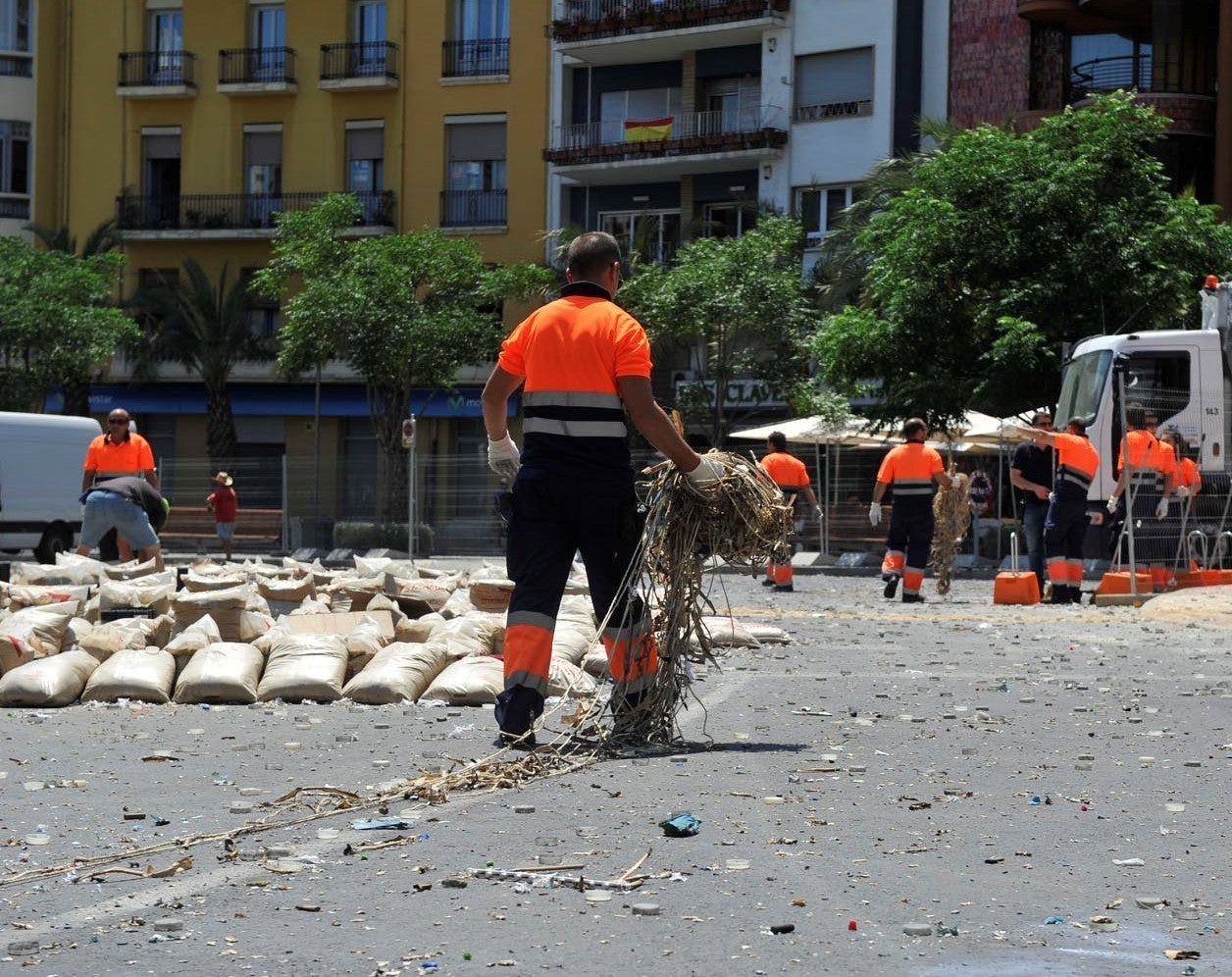 Alicante articula un dispositivo especial en Hogueras con 170 efectivos y 52 vehículos Alicante articula un dispositivo especial en Hogueras con 170 efectivos y 52 vehículos