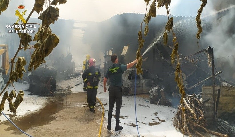 La Guardia Civil rescata a tres personas en un incendio en Villarrubia de los Ojos La Guardia Civil rescata a tres personas en un incendio en Villarrubia de los Ojos