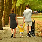 Imagen de archivo de una familia paseando/ Pixabay Imagen de archivo de una familia paseando/ Pixabay