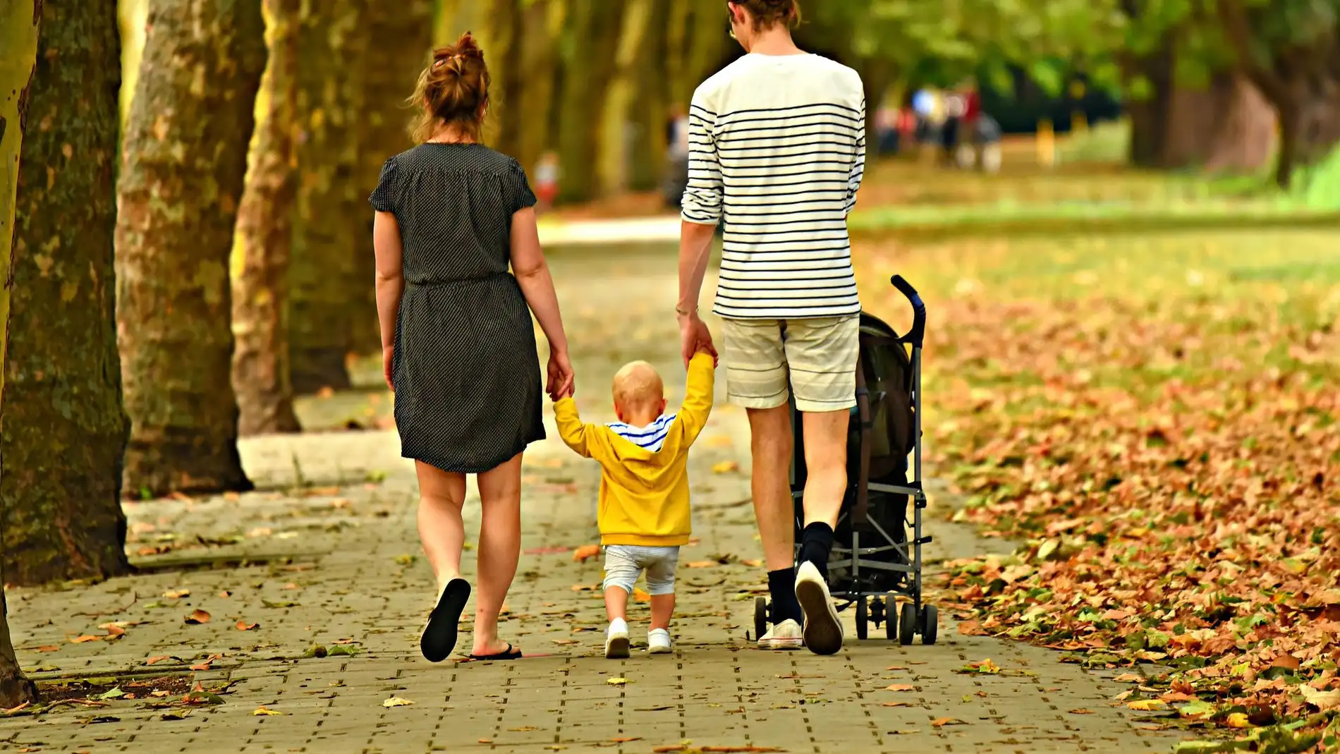 Imagen de archivo de una familia paseando/ Pixabay