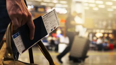 El límite de dinero en efectivo que puedes llevar al viajar en avión