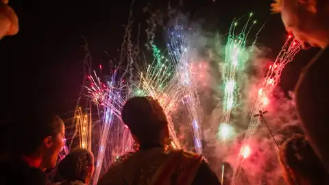 Imagen de archivo de la Cridà a la Festa y mascletá nocturna en Elche. Imagen de archivo de la Cridà a la Festa y mascletá nocturna en Elche.