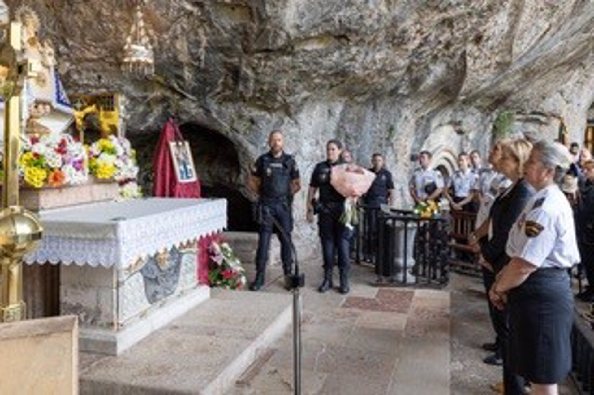 La Policía Nacional dona un manto a la Virgen de Covadonga La Policía Nacional dona un manto a la Virgen de Covadonga