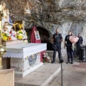La Policía Nacional dona un manto a la Virgen de Covadonga