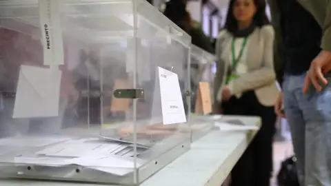 Imagen de archivo de unas urnas en unas elecciones