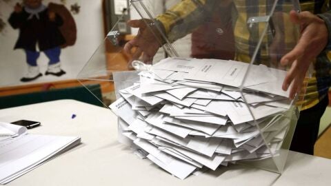 Una urna llena de papeletas de unas elecciones, a punto de ser contabilizadas