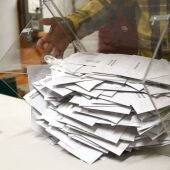 Una urna llena de papeletas de unas elecciones, a punto de ser contabilizadas