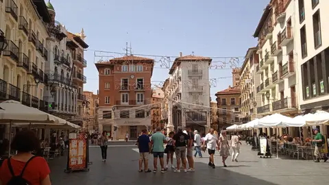 Turistas en la Plaza del Torico Turistas en la Plaza del Torico