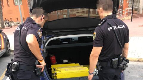 Agentes de la Policía Nacional de Elche con las baterías que los arrestados habían robado. Agentes de la Policía Nacional de Elche con las baterías que los arrestados habían robado.