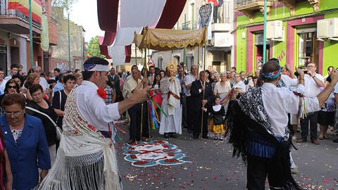 Procesión del Corpus con los danzantes en Porzuna