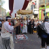 Procesión del Corpus con los danzantes en Porzuna