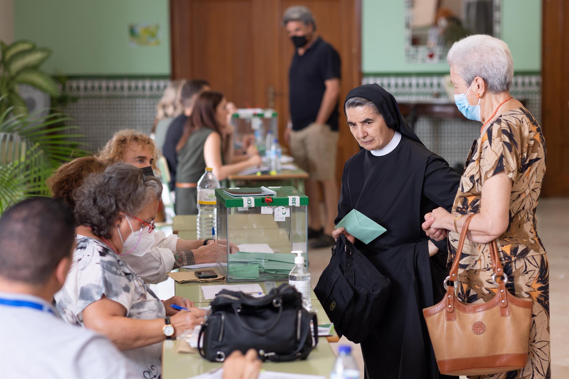 La participación en las elecciones en Andalucía cae más de dos puntos a las 18:00 respecto al dato de 2018 La participación en las elecciones en Andalucía cae más de dos puntos a las 18:00 respecto al dato de 2018