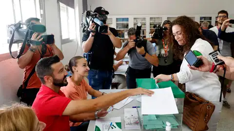 La candidata de Por Andalucía, Inmaculada Nieto, votando en las elecciones