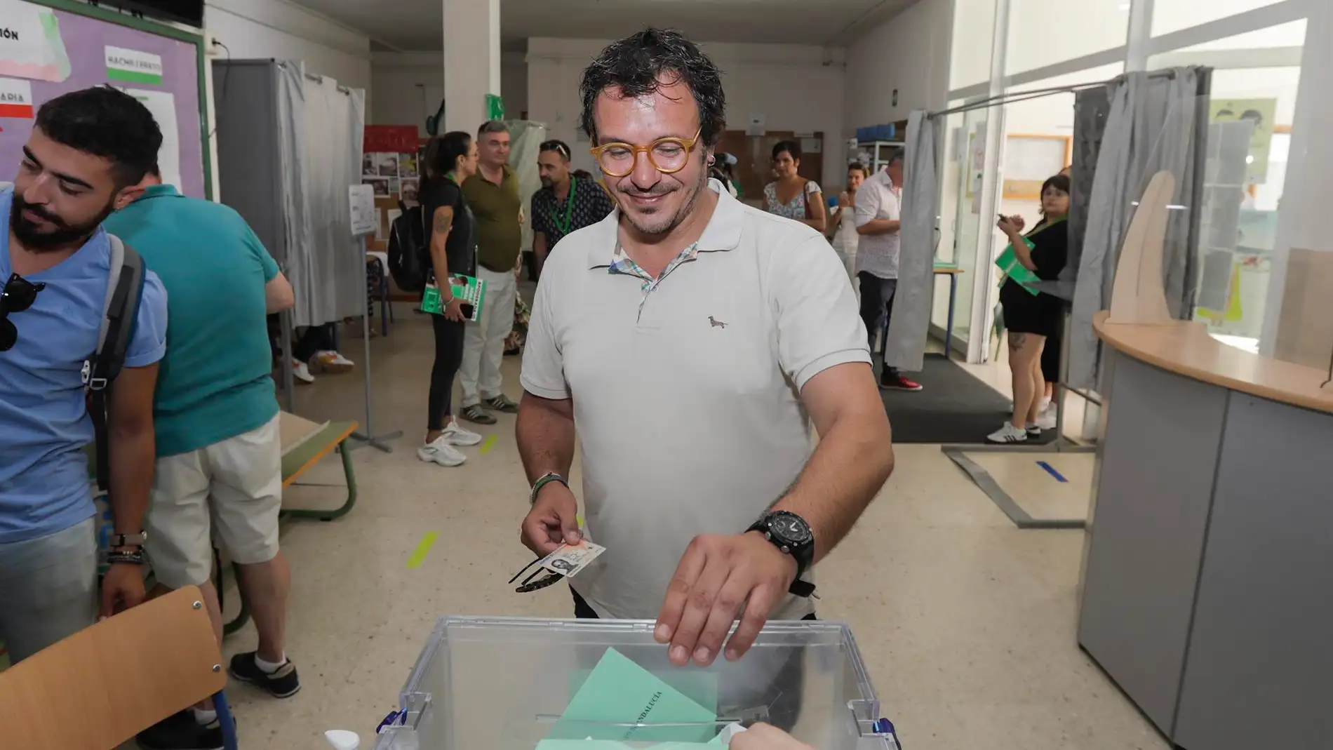 El Kichi votando en las elecciones en Andalucía