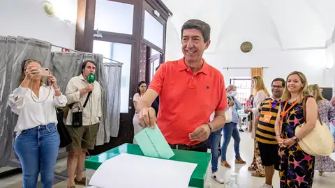 El candidato de Ciudadanos, Juan Marín, votando en las elecciones andaluzas