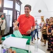 El candidato de Ciudadanos, Juan Marín, votando en las elecciones andaluzas