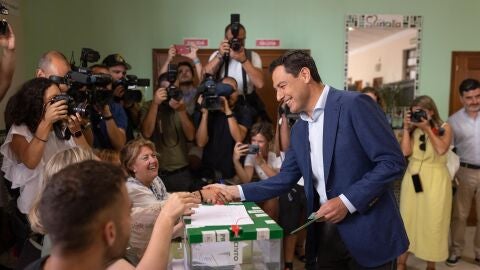 El candidato del PP a la presidencia de Andaluc&iacute;a, Juanma Moreno, votando