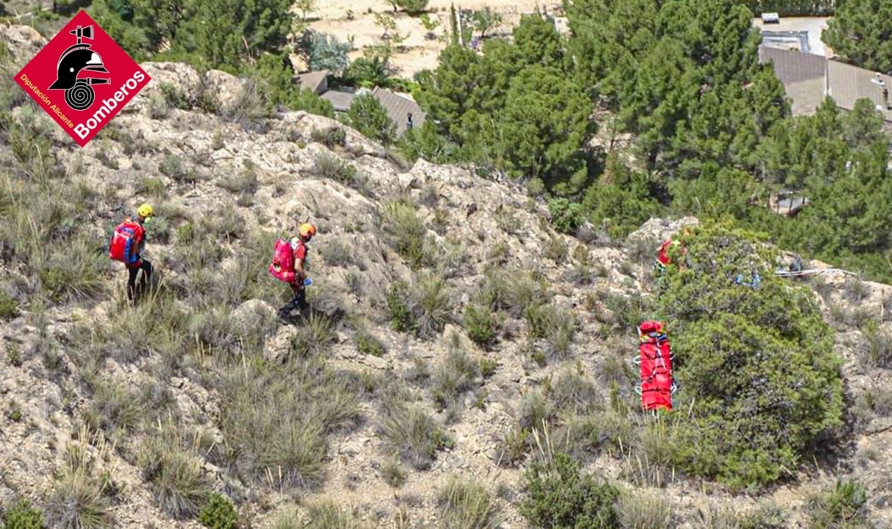 Fallece un hombre de 45 años en un accidente de parapente en la sierra de Camara de Elda Fallece un hombre de 45 años en un accidente de parapente en la sierra de Camara de Elda