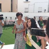 Un grupo de mujeres "celebra" con Teresa Rodríguez una despedida de soltera en un colegio electoral de Cádiz