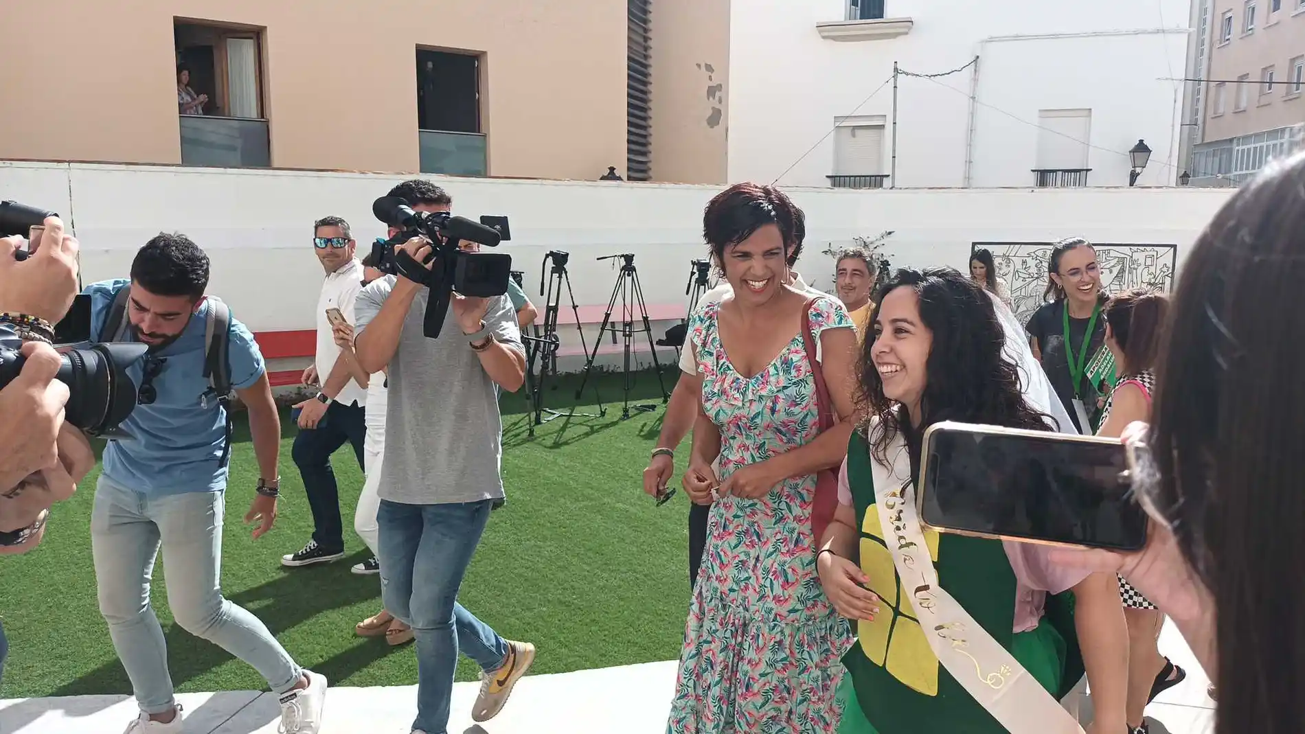Un grupo de mujeres "celebra" con Teresa Rodríguez una despedida de soltera en un colegio electoral de Cádiz