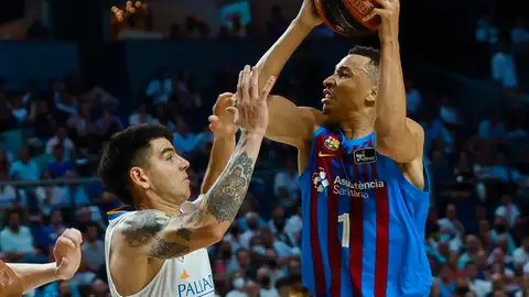 El escolta australiano del Barça Dante Exum lucha con el argentino Gabi Deck, del Real Madrid El escolta australiano del Barça Dante Exum lucha con el argentino Gabi Deck, del Real Madrid