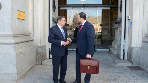 Luis Planas y Adri&aacute;n Barb&oacute;n en la reuni&oacute;n de esta ma&ntilde;ana en el Ministerio de Agricultura