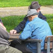 Un grupo de señores mayores jugando a las cartas