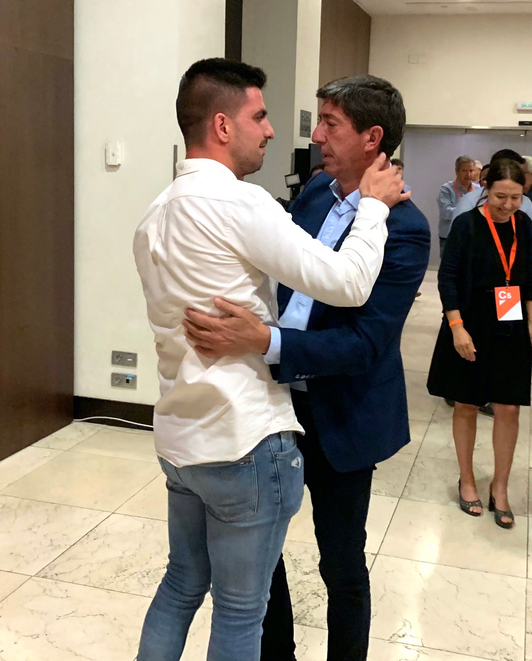 Juan Marín llora emocionado en directo con Carlos Alsina al hablar de sus hijos: "Por fin han recuperado a su padre" Juan Marín llora emocionado en directo con Carlos Alsina al hablar de sus hijos: "Por fin han recuperado a su padre"